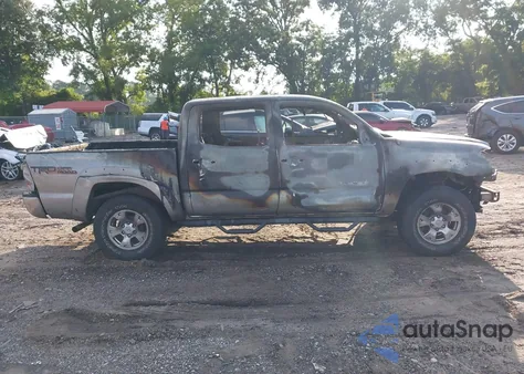 2015 Toyota Tacoma Base V6 z USA, uszkodzony, nr VIN 5TFLU4EN7FX136087
